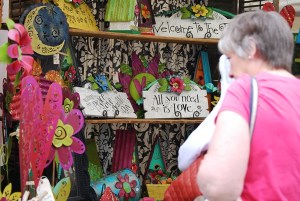 A patron browses Shari Grenzow Mauer's booth at the fifth annual Dunwoody Art Fest. Photo by Lauren Ramsdell.